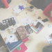 Acompañante terapéutico acompañando a una persona en una actividad cotidiana en un espacio institucional de salud mental